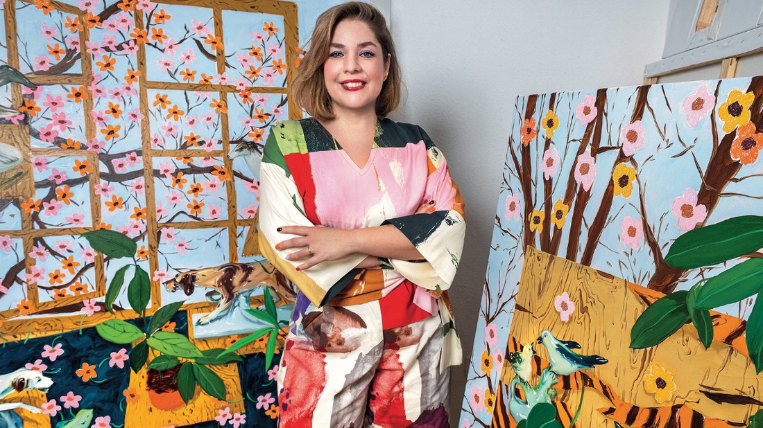 Koleszár Kata festményei láttán felfedezhetjük saját belső kertünket | Felső és nadrág: PRINTA Ékszerek: LUIZA JEWELS