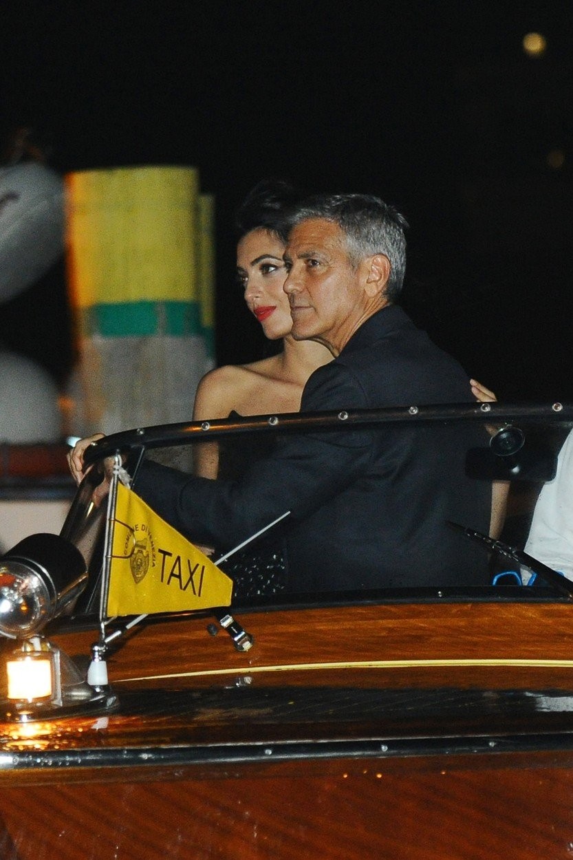 Amal Clooney vörös szőnyegre illő ruhát választott egy vacsorához!