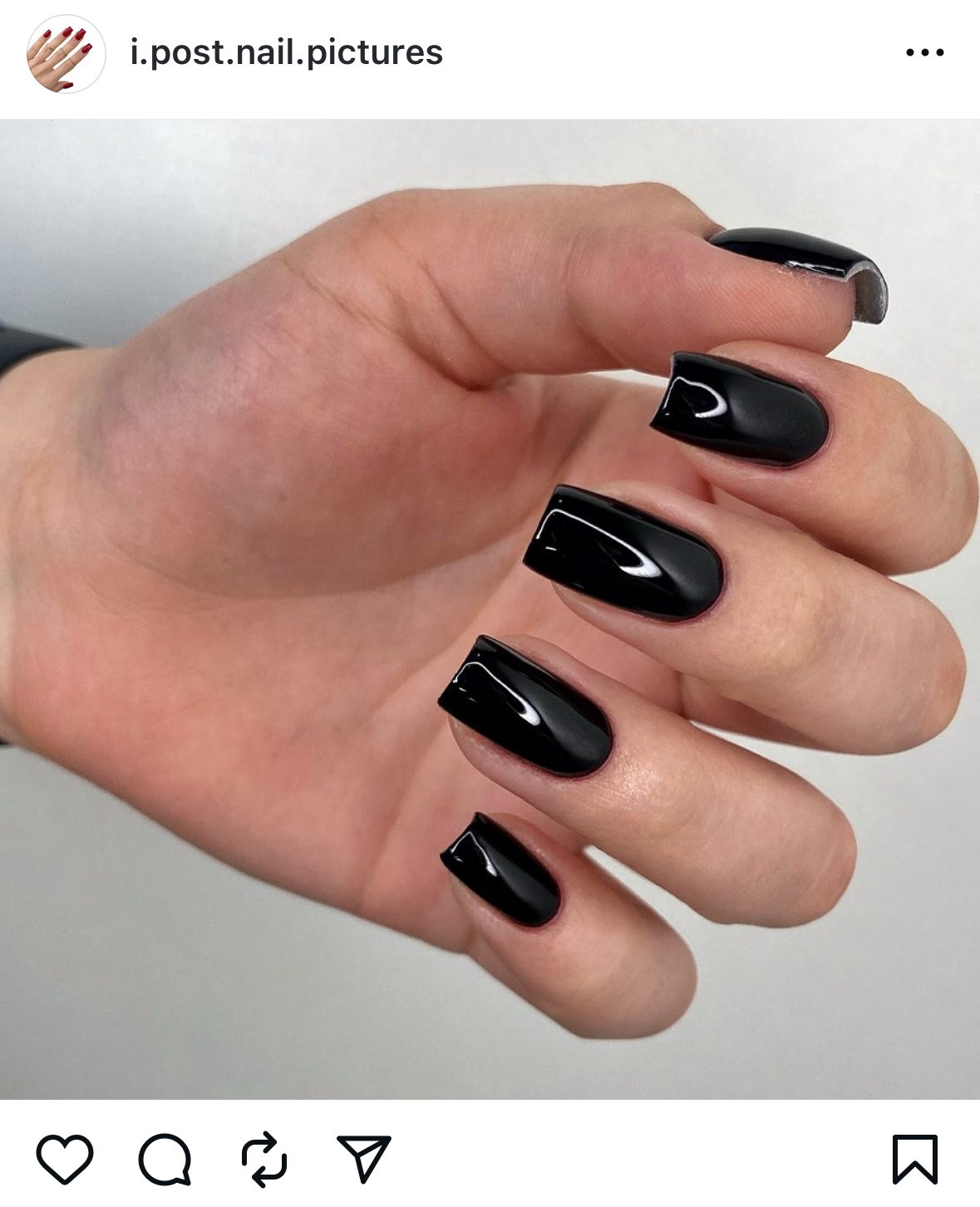 A fekete körömszín erőt és titokzatosságot kölcsönöz, és bármilyen stílushoz alkalmazkodik, legyen szó minimalistáról vagy gótikus sikkről. Fényes vagy matt kivitelben egyaránt lenyűgöző a végeredmény.