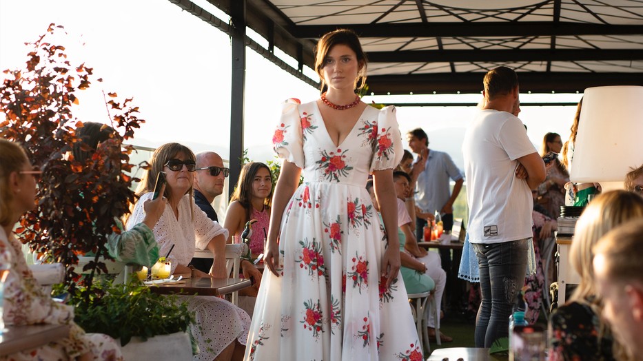 Pompás ruhakölteményeket mutattak be magyar tervezők a The Garden Show-n