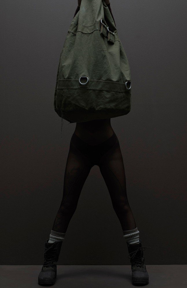 Szakadt harisnyák, szemét, fenékmutogatás és meztelenkedés Kanye West új kollekciójában