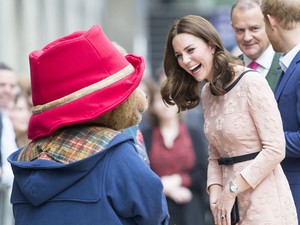 MINDENT hajíts messzire! Kate Middleton egy hatalmas plüssmacival táncol az utcán