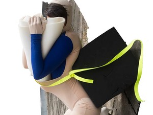 Cél a néző hipnotizálása: Kicsavarodott nőalakok extravagáns ruhákban, divat és képzőművészet határán