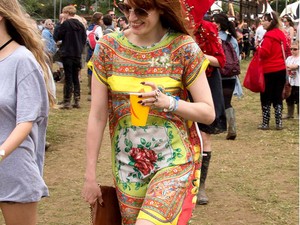 Florence Welch virágokba borult a Glastonburyn