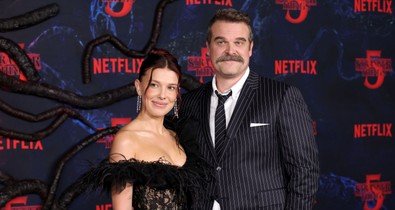 Testbeszéd szakértő elemezte Millie Bobby Brown és a zaklatásával vádolt David Harbour gesztusait a Stranger Things premierjén