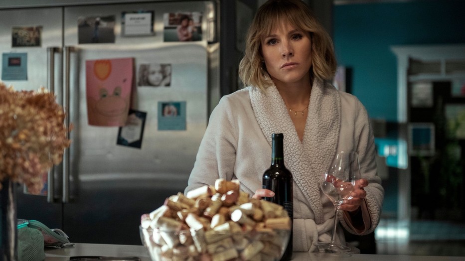 Részlet a Nő a házban szemben az utca másik oldalán a lánnyal az ablakban című minisorozatból