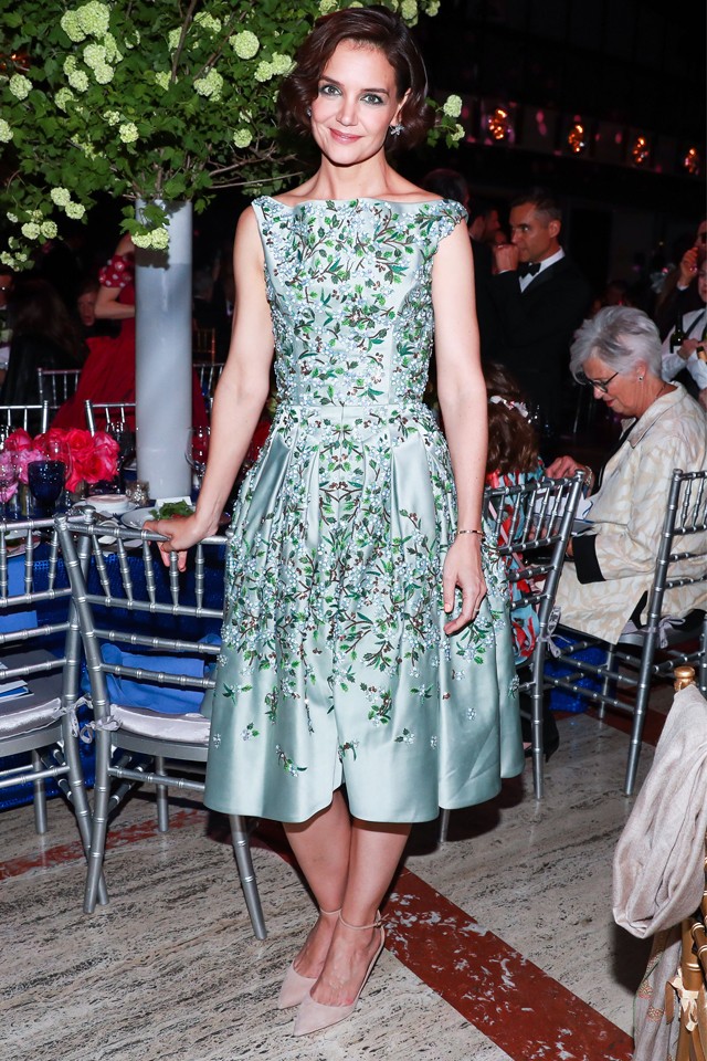 Katie Holmes és kislánya két tojásként tündököl a vörös szőnyegen!