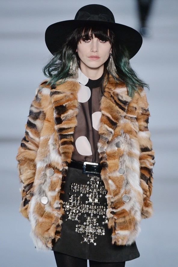 A Saint Laurent Paris megnyugtat, ez a szőrme nem onnan származik, ahol állatokat kínoznak