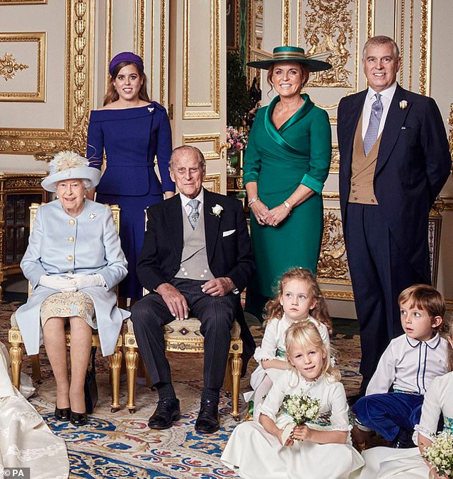 A királyi család új, hivatalos fotója egyáltalán nem olyan boldog és idilli, mint elsőre tűnik...