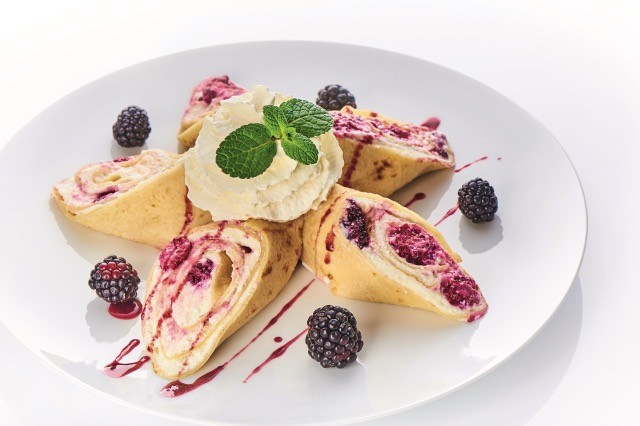 Szedres-vaníliás túrókrémmel töltött palacsintaszirmok, tejszínhabbal, áfonyaöntettel