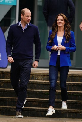 És íme, még egy bizonyíték rá, hogy a sportcipő+farmer+blézer kombinációval nem lőhetsz mellé! (2023)