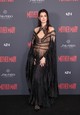 Anne Hathaway az idén megjelenő Mother Mary című filmjének londoni bemutatóján egy fekete Iris van Herpen pucérruhában vonzotta magára a tekinteteket.  
