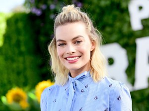 Margot Robbie istennőnek öltözött, és fantasztikusan áll neki