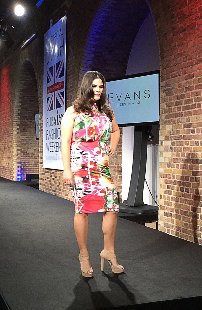 Farkas Évi Evans Cut ruhában