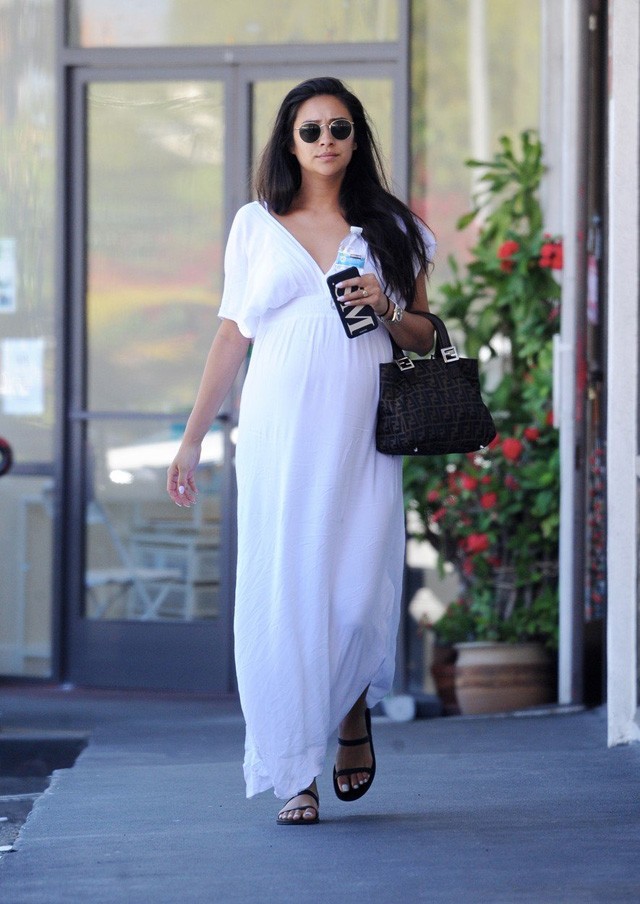 Shay Mitchell pocakja már óriási, és szívdöglesztő ebben a ruhában!