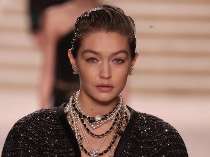 Gigi egy szál ciciben állt ki a tetőre