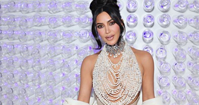 Kim Kardashian meztelenruhájáról nem tudjuk levenni a szemünket