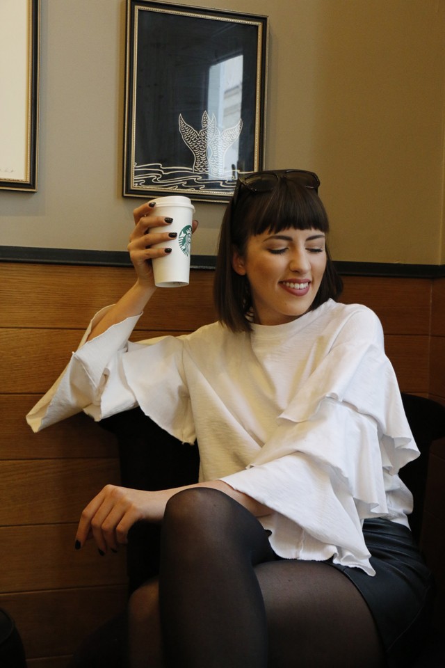 Sophie felsőjéről el sem hinnéd, hogy valójában egy melegítő