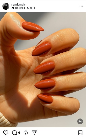 Az őszi tájak inspirálta terrakotta árnyalat a szezon utolsó meleg színeit idézi. A narancsos tónusok és a földes elegancia kombinációja minden körömformán jól mutat, legyen szó rövid vagy hosszú körmökről. A szatén vagy matt kivitel pedig még inkább kiemeli a sokoldalú színt.