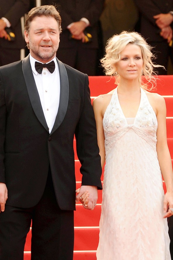 Russell Crowe és énekesnő feleségének kapcsolata kicsit a Depp-Paradis viszonyhoz hasonlítható. A színész 9 évet élt együtt Danielle Spencerrel, két gyermekük született, idén azonban véget ért kapcsolatuk. Náluk azonban Danielle cserélte fiatalabbra Russellt.