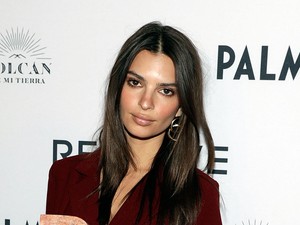 Emily Ratajkowskinak kár volt bikinit felvenni, így is lehetett látni mindenét