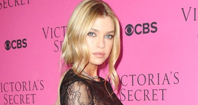 Palvin Barbi barátnője konkrétan egy szál ciciben a vörös szőnyegen