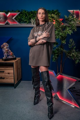 Imádtuk, hogy az oversize pólójához nadrág helyett csupán egy fekete combcsizmát vett fel a A 2024-es évadban.