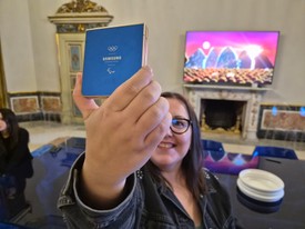 Minden versenyző kapott egy ilyen limitált szériás telefont, hogy a versenyek előtti felkészülés, és utána a kikapcsolódás is tökéletes legyen.