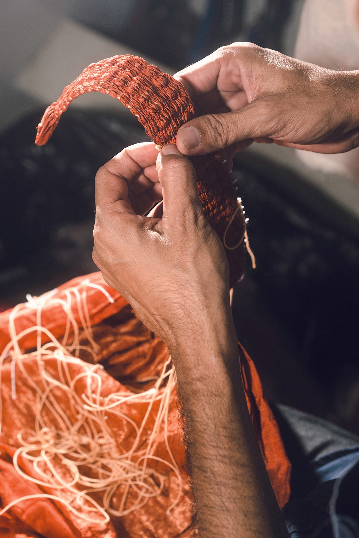 Riddhi még arra is ügyel, hogy a hagyományos indiai viselet gazdagsága tükröződjön kortárs terveiben