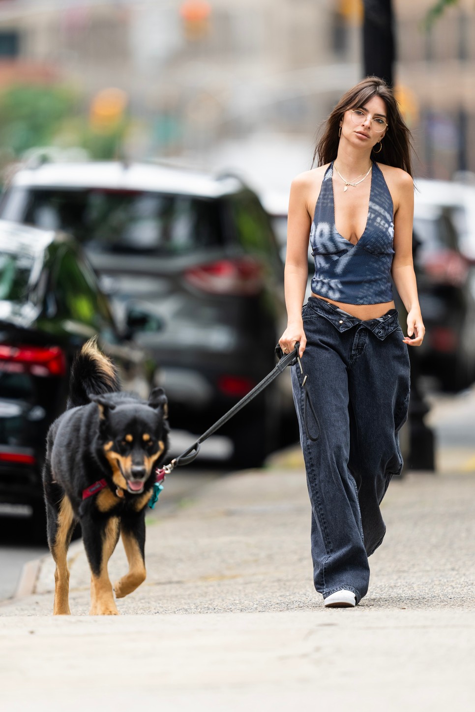 Emily Ratajkowski az Y2K divatirány stílusában viseli a baggy farmert.