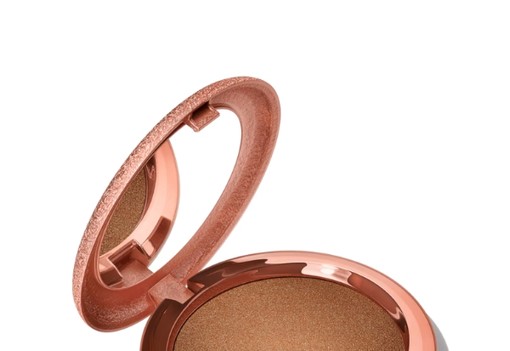 Erre a két sminktermékre van szükséged, hogy pont olyan gyönyörű legyen az arcod, mint nyaralás után