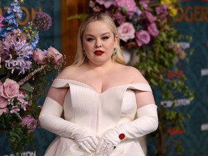 A Bridgerton sztárja meztelenre vetkőzött a kamerák előtt, és nyomós oka volt rá