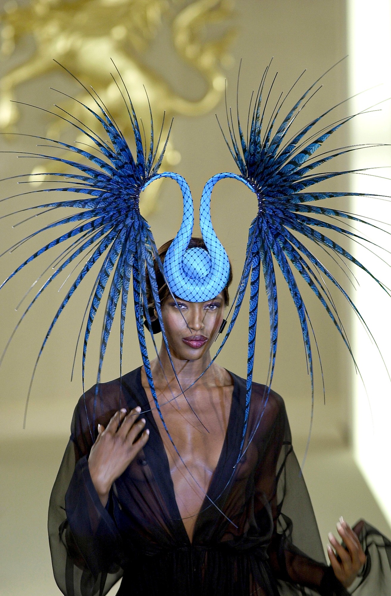 A 2000-es Philip Treacy Haute Couture divatbemutató egyik legszebb darabját Naomi Campbell viselte a kifutón