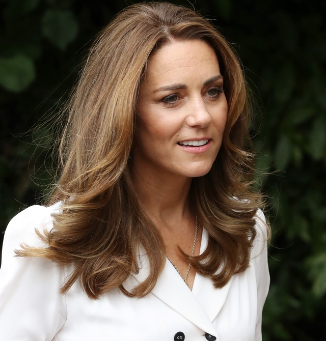 Maszkos hercegné! Angyali ruhában és virágos maszkban jótékonykodott Kate Middleton