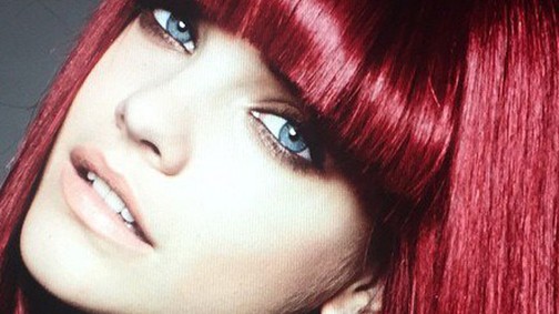 Hűha! Palvin Barbi lángoló vörös hajjal hódít