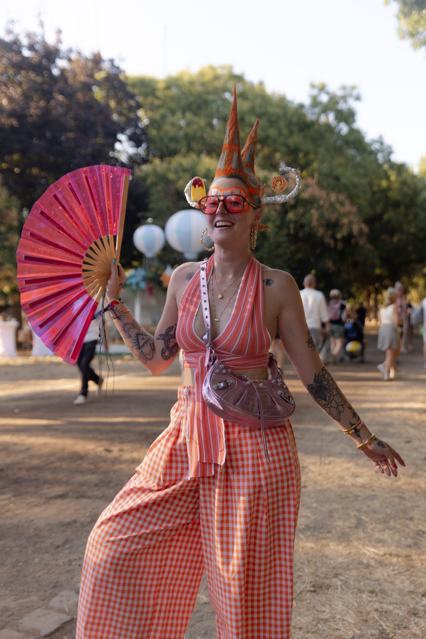 A feltűnő hajviselet önmagában is megállná a helyét, de ezzel a szettel még nyerőbb lett a megjelenés - Helene (Hollandia, tanár) - Top, nadrág: Secondhand market, Táska: Vintage, Napszemüveg: &OTHER STORIES, Ékszer: ROMINA HERMANS