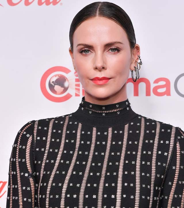 Charlize Theron lányként neveli fiát és nagyon jó oka van rá