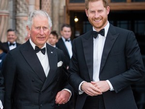 Károly király sorsfordító lépésre készül Harry herceggel az oldalán