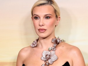 Millie Bobby Brown pucérruhája láttán elakad a szavad, arcpirító szettben tündökölt a színésznő 