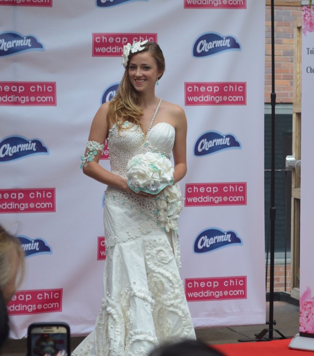 esküvöi ruha, menyasszony, menyasszonyi ruha, verseny, vécépapír