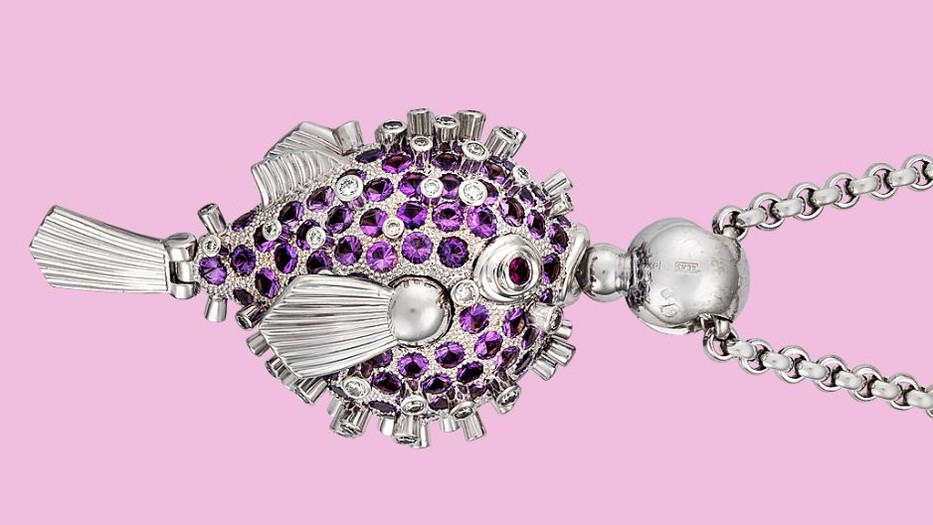 Az aukción bemutatott Stephen Webster tervezte gömbhal nyakék 18 karátos fehéraranyból készült, és 261 darab, összesen 6,13 karátnyi zafírral díszítették pávéfoglalással