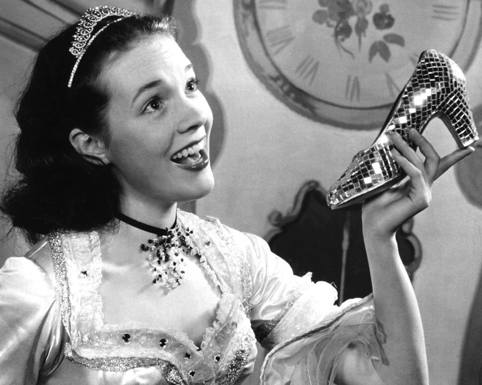 Julie Andrews angol színésznő és a híres üvegcipellő, a Hamupipőke 1957-es filmváltozatában