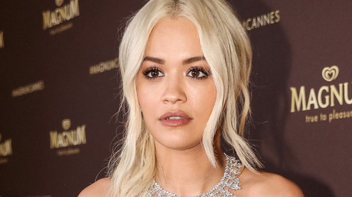 Rita Ora dereka olyan vékony, hogy Kim Kardashian is megirigyelné