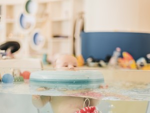 A víz varázsa: így segíti a fejlődést már újszülött kortól