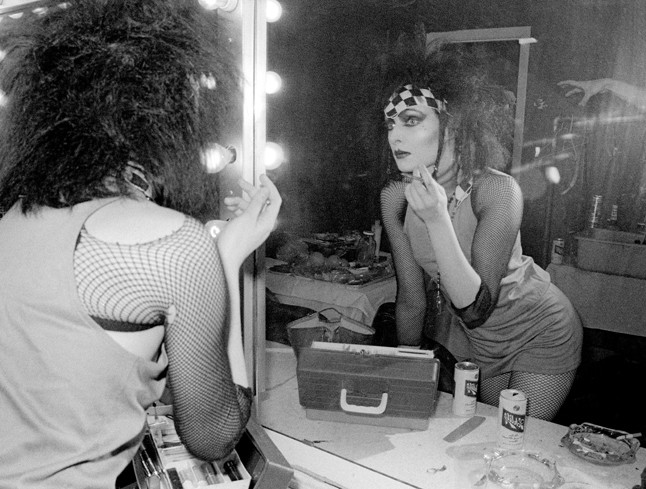 Siouxsie koncert előtt sminkel