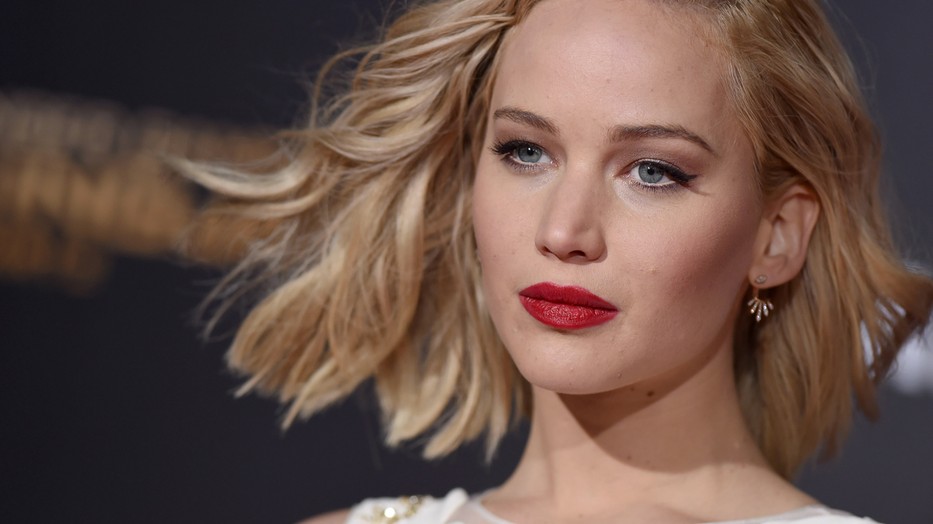 Jennifer Lawrence bemutatja a legmenőbb utcai szetteket, amikben az egész nyarat kihúzhatod