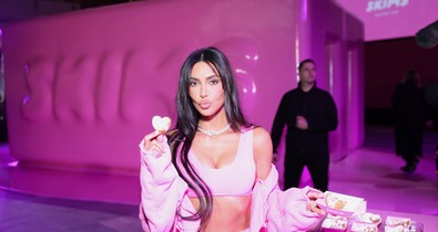 Kim Kardasian középső ujja nem élte túl a Photoshop-balesetét