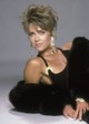 Jane Fonda 1984-ben. A színésznő igazi dívaként pózol ebben az érzéki fekete ruhában.