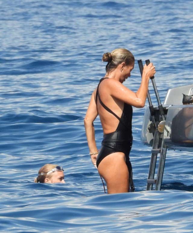 Kate Moss egy jachton szexizik fürdőruhában és még mindig egy igazi topmodell