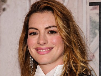 Tényleg nem áll jól Anne Hathaway-nek ez a hajszín, de ezzel a szettel mégis működik